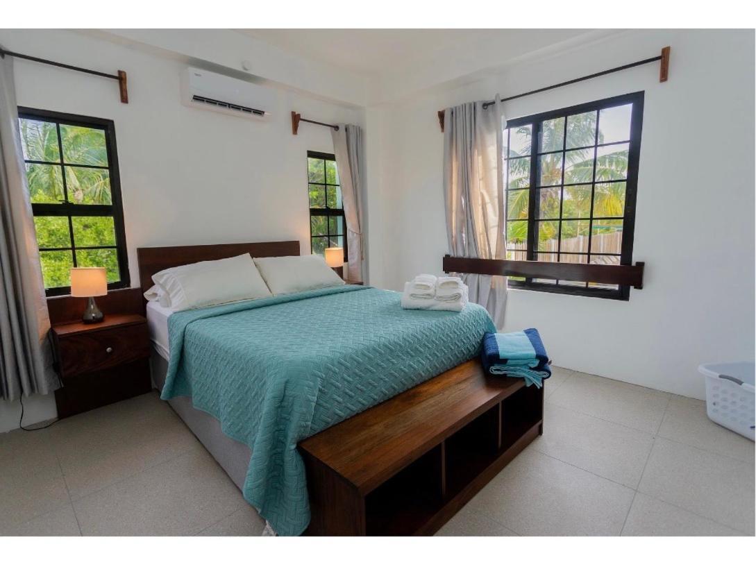 Bay Towers Aparthotel Caye Caulker Buitenkant foto